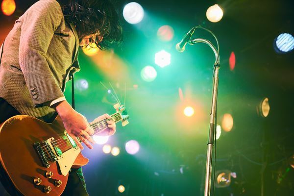 THE BAWDIES&ジャルジャルが異色の対バンツアー開催『LAUGH 'n' ROLL TOUR』東京公演レポート