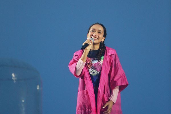 アリエル役・豊原江理佳が『Disney Music&Fireworks』にゲスト出演　ディズニーの名曲を生歌唱