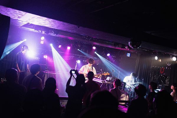 NEWLY×Cwondo×aryy　“ライブシーン×クラブシーン”をコンセプトにした『Grasshopper WEST vol.3』ライブレポート