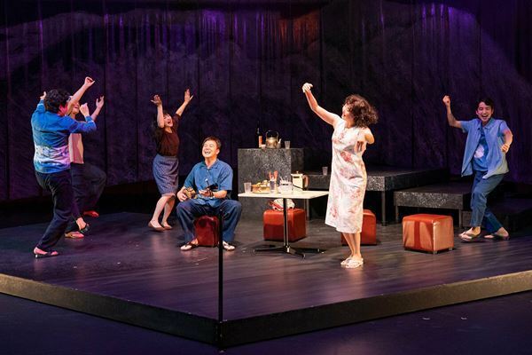 沖縄在住の劇作家・兼島拓也が手がける『ライカムで待っとく』開幕　舞台写真＆コメント到着