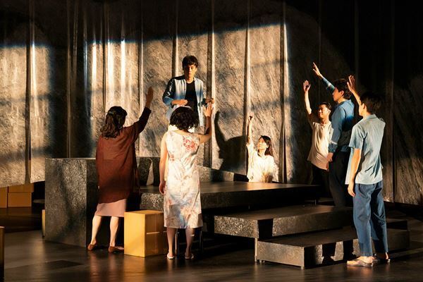 沖縄在住の劇作家・兼島拓也が手がける『ライカムで待っとく』開幕　舞台写真＆コメント到着