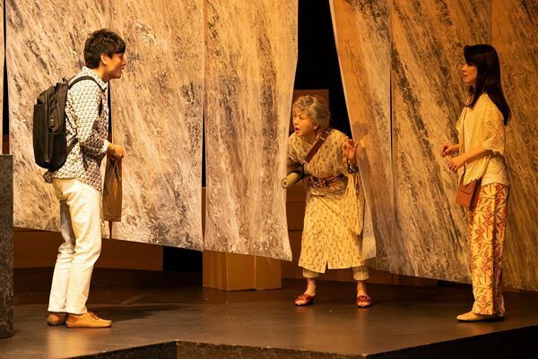 沖縄在住の劇作家・兼島拓也が手がける『ライカムで待っとく』開幕　舞台写真＆コメント到着