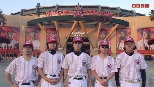 BREIMEN、アメリカ「エンゼル・スタジアム」の前でメジャー移籍を発表