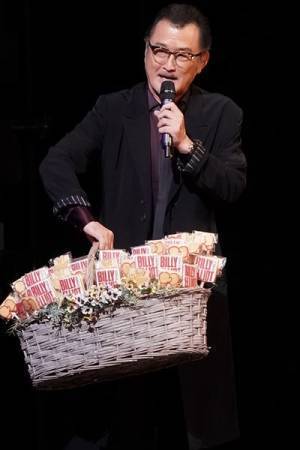 吉田鋼太郎がスペシャルカーテンコールに登壇！ ミュージカル『ビリー・エリオット』日本公演通算300回を突破