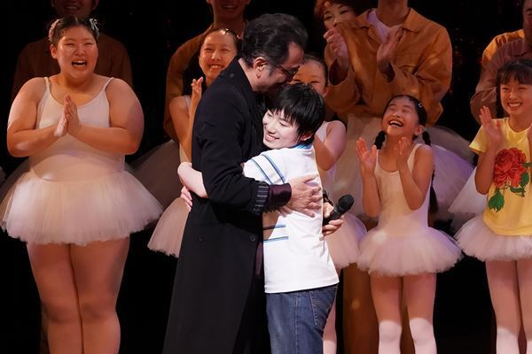吉田鋼太郎がスペシャルカーテンコールに登壇！ ミュージカル『ビリー・エリオット』日本公演通算300回を突破
