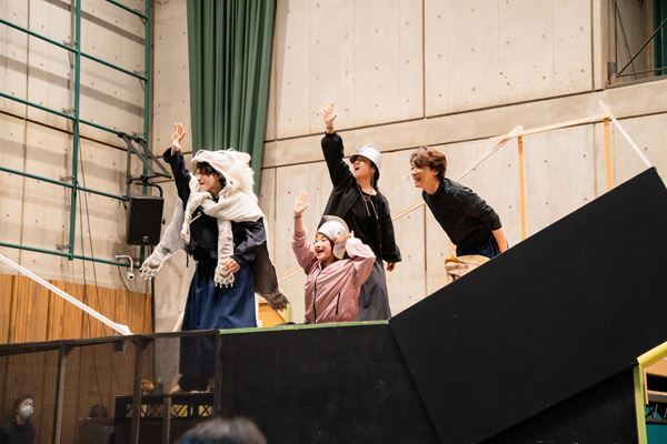 興奮を誘う一大冒険活劇！ 5人のキャストが躍動する『メディア/イアソン』稽古から見えてきた新たなギリシャ悲劇