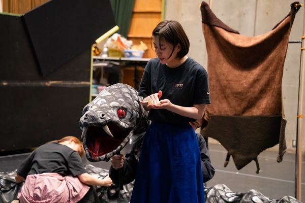 興奮を誘う一大冒険活劇！ 5人のキャストが躍動する『メディア/イアソン』稽古から見えてきた新たなギリシャ悲劇