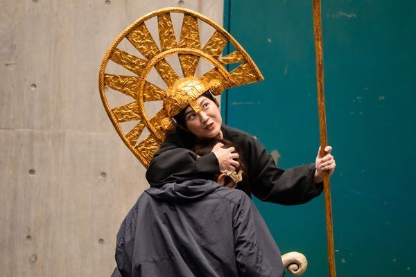 興奮を誘う一大冒険活劇！ 5人のキャストが躍動する『メディア/イアソン』稽古から見えてきた新たなギリシャ悲劇