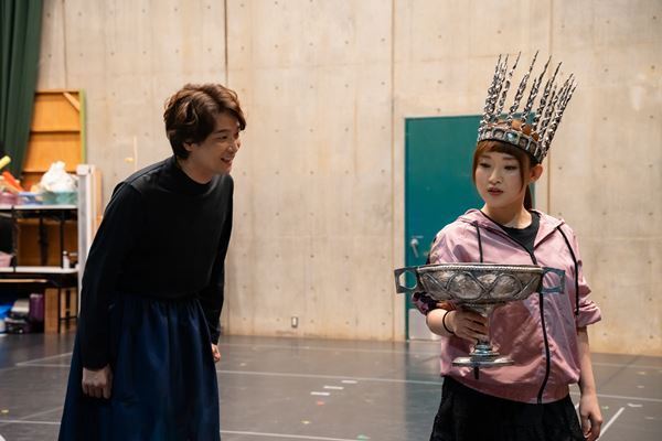 興奮を誘う一大冒険活劇！ 5人のキャストが躍動する『メディア/イアソン』稽古から見えてきた新たなギリシャ悲劇