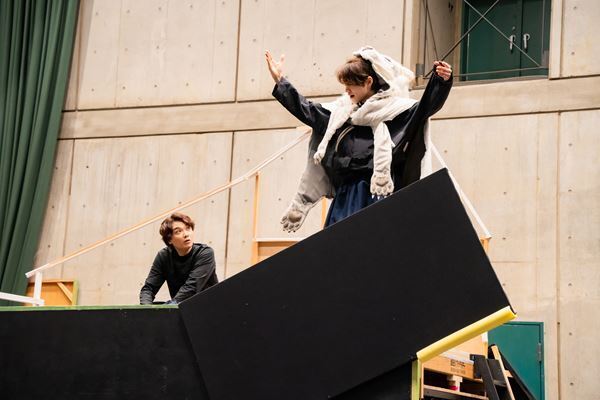 興奮を誘う一大冒険活劇！ 5人のキャストが躍動する『メディア/イアソン』稽古から見えてきた新たなギリシャ悲劇