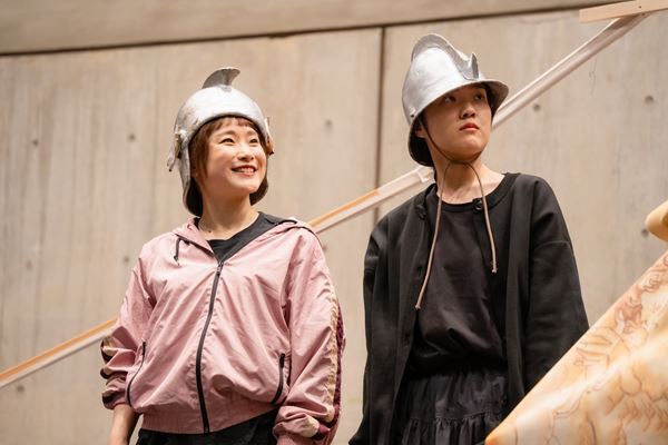 興奮を誘う一大冒険活劇！ 5人のキャストが躍動する『メディア/イアソン』稽古から見えてきた新たなギリシャ悲劇