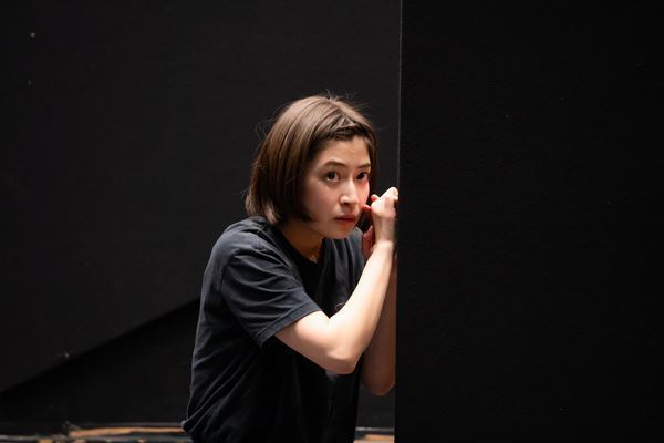 興奮を誘う一大冒険活劇！ 5人のキャストが躍動する『メディア/イアソン』稽古から見えてきた新たなギリシャ悲劇