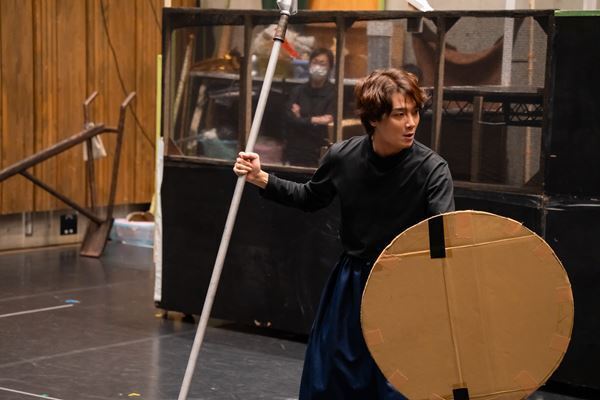 興奮を誘う一大冒険活劇！ 5人のキャストが躍動する『メディア/イアソン』稽古から見えてきた新たなギリシャ悲劇