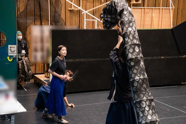 興奮を誘う一大冒険活劇！ 5人のキャストが躍動する『メディア/イアソン』稽古から見えてきた新たなギリシャ悲劇