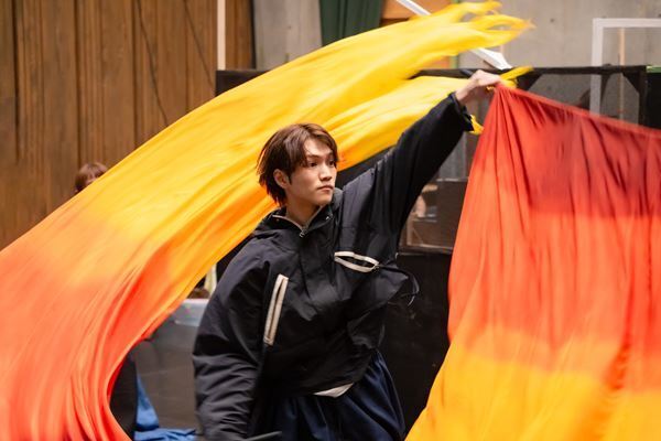 興奮を誘う一大冒険活劇！ 5人のキャストが躍動する『メディア/イアソン』稽古から見えてきた新たなギリシャ悲劇