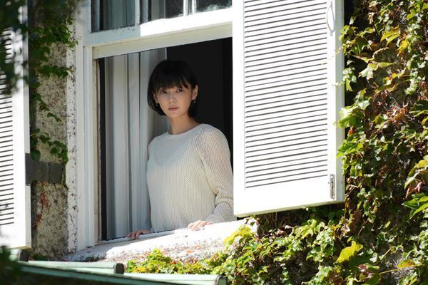 『連続ドラマW 坂の上の赤い屋根』風雲急を告げる第4話が本日放送！　沙奈は両親を殺害した人物なのか――