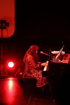 足りない音は想像で「duo 20th Anniversary Live ROLLY & 谷山浩子」ふたりだけのステージ【ライブレポート】