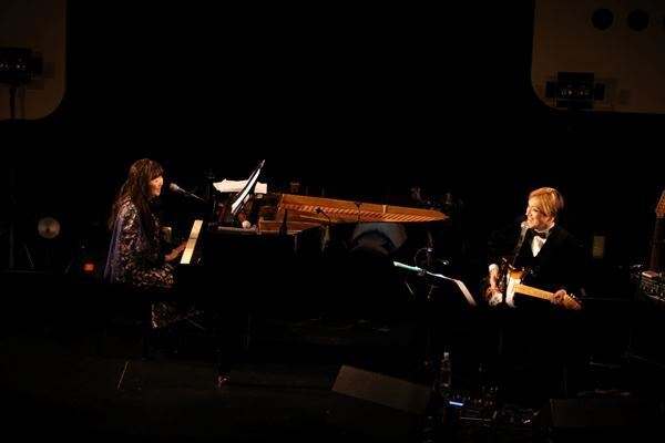 足りない音は想像で「duo 20th Anniversary Live ROLLY & 谷山浩子」ふたりだけのステージ【ライブレポート】