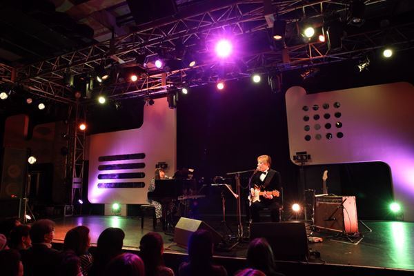 足りない音は想像で「duo 20th Anniversary Live ROLLY & 谷山浩子」ふたりだけのステージ【ライブレポート】