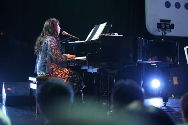 足りない音は想像で「duo 20th Anniversary Live ROLLY & 谷山浩子」ふたりだけのステージ【ライブレポート】