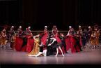 東京バレエ団、〈上野の森バレエホリデイ2024〉で『白鳥の湖』を上演　“各国の踊り”が圧巻の第3幕を親子で