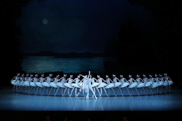 東京バレエ団、〈上野の森バレエホリデイ2024〉で『白鳥の湖』を上演　“各国の踊り”が圧巻の第3幕を親子で