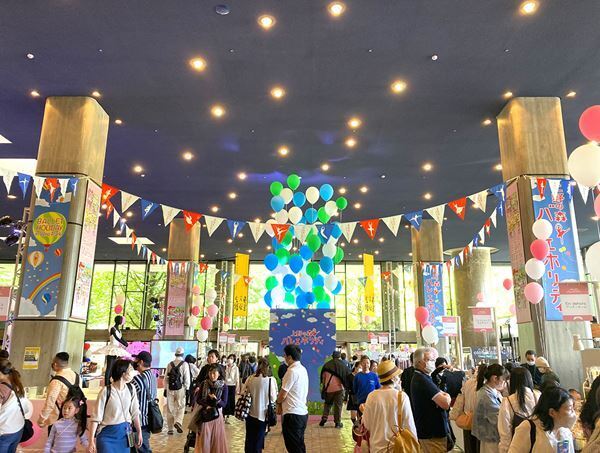 東京バレエ団、〈上野の森バレエホリデイ2024〉で『白鳥の湖』を上演　“各国の踊り”が圧巻の第3幕を親子で