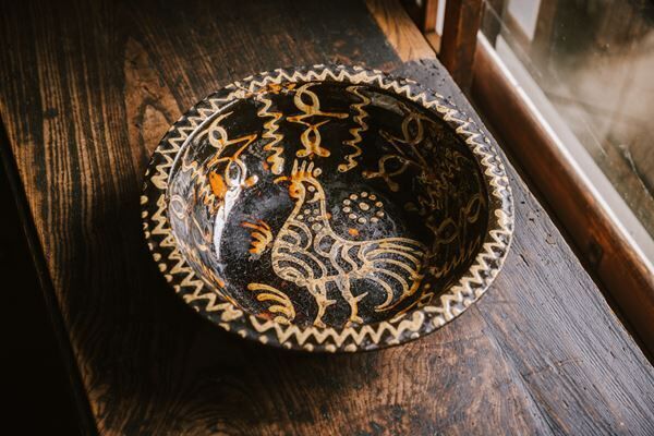 《スリップウェア鶏文鉢》イギリス 18世紀後半 日本民藝館蔵 Photo: Yuki Ogawa