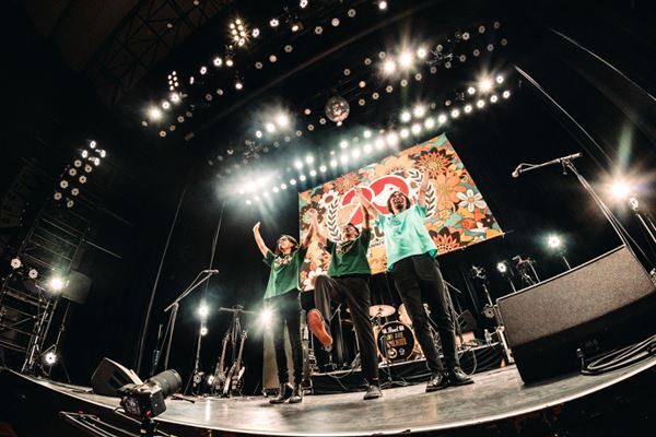 鶴、2024年初ライブでソウルメイトにワイワイと元気の恩返し【ライブレポート】