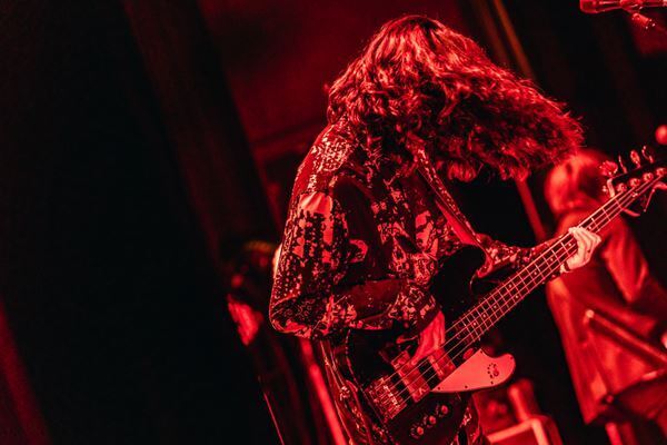 鶴、2024年初ライブでソウルメイトにワイワイと元気の恩返し【ライブレポート】