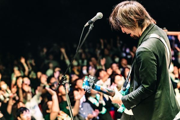 鶴、2024年初ライブでソウルメイトにワイワイと元気の恩返し【ライブレポート】