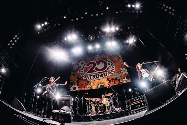 鶴、2024年初ライブでソウルメイトにワイワイと元気の恩返し【ライブレポート】