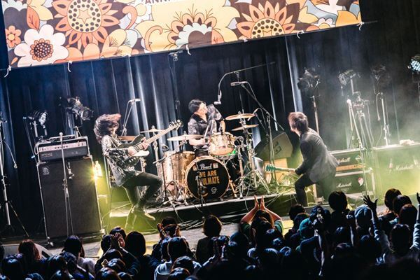 鶴、2024年初ライブでソウルメイトにワイワイと元気の恩返し【ライブレポート】