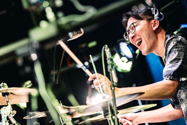 鶴、2024年初ライブでソウルメイトにワイワイと元気の恩返し【ライブレポート】