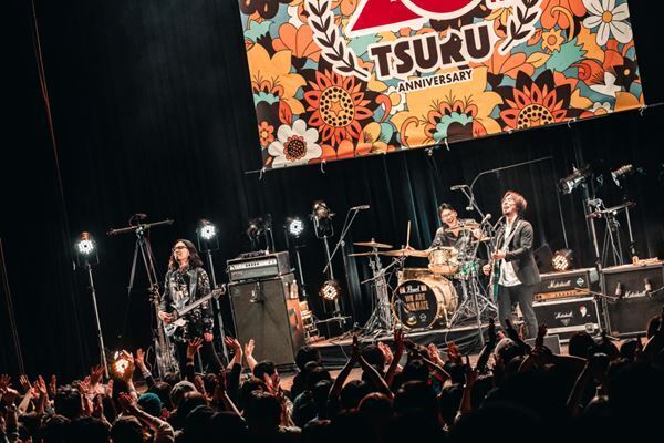 鶴、2024年初ライブでソウルメイトにワイワイと元気の恩返し【ライブレポート】