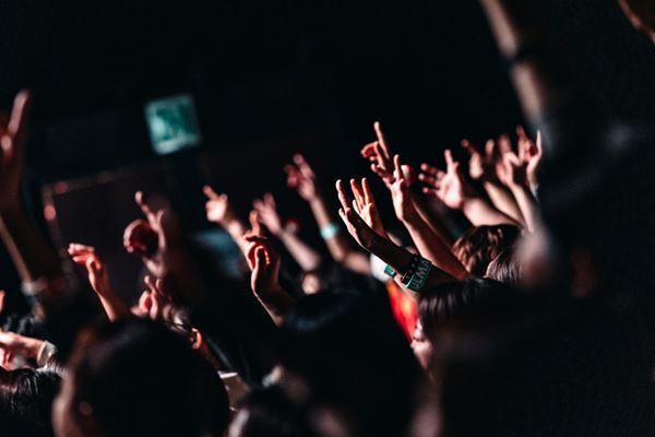 鶴、2024年初ライブでソウルメイトにワイワイと元気の恩返し【ライブレポート】