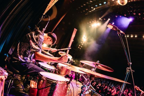 鶴、2024年初ライブでソウルメイトにワイワイと元気の恩返し【ライブレポート】