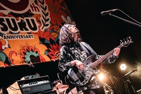 鶴、2024年初ライブでソウルメイトにワイワイと元気の恩返し【ライブレポート】