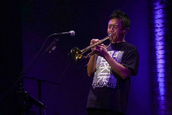 GAKU-MC、トランペットで「この素晴らしき世界」カバー　ツアー『一期一会』東京公演【ライブレポート】