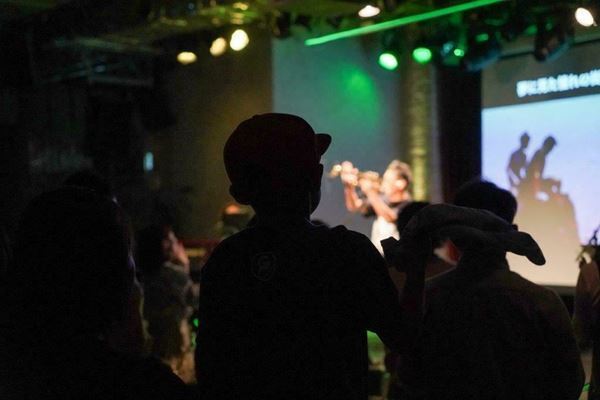 GAKU-MC、トランペットで「この素晴らしき世界」カバー　ツアー『一期一会』東京公演【ライブレポート】