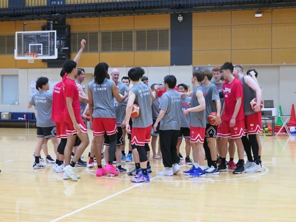 チーム練習終了時にハドルを組むバスケットボール男子日本代表