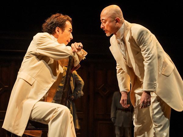 新国立劇場『テーバイ』開幕　舞台写真と構成・上演台本・演出の船岩祐太らのコメント到着