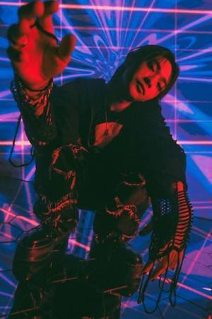 edhiii boi、TikTokで話題の「おともだち」ライブ映像公開