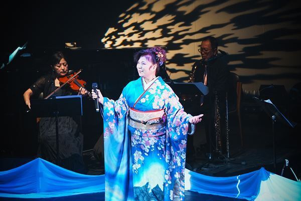 八代亜紀が初のフランス公演を開催　「舟唄」などの“八代演歌”やジャズナンバーなど様々なジャンルの楽曲に拍手喝采