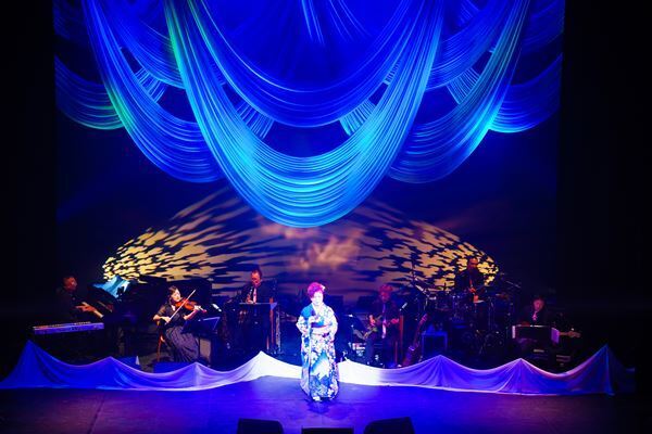 八代亜紀が初のフランス公演を開催　「舟唄」などの“八代演歌”やジャズナンバーなど様々なジャンルの楽曲に拍手喝采