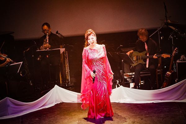 八代亜紀が初のフランス公演を開催　「舟唄」などの“八代演歌”やジャズナンバーなど様々なジャンルの楽曲に拍手喝采