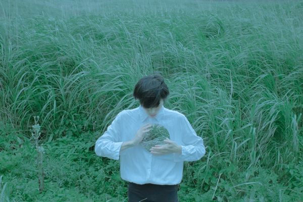 君島大空、本日リリースの3rd EP『袖の汀』より「向こう髪」MV公開