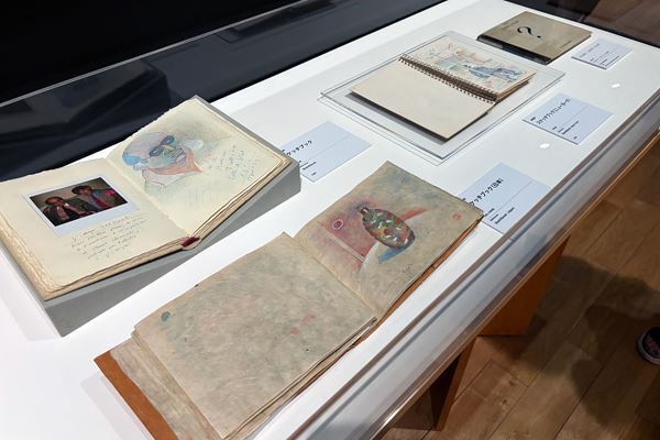 ジャン=ミッシェル・フォロンの大回顧展をレポート　詩情あふれる作品に込められた社会への静かな抗議