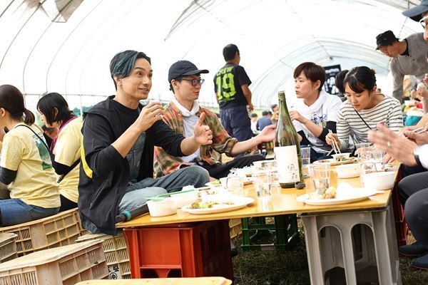 橘ケンチ、コラボ米農園の『収穫祭』にサプライズ初登場