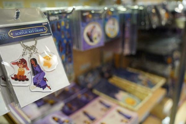 サマンサほか人気ブランドアイテムが勢揃い　ディズニーグッズイベント「Disney100 THE MARKET」レポート